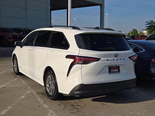 2021 Toyota Sienna LE