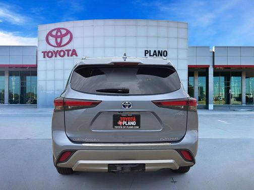 Moon Dust 2024 Toyota Highlander Hybrid Platinum