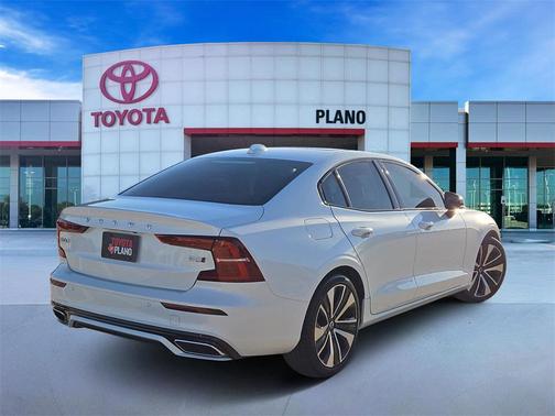 2022 Volvo S60 T5 Momentum