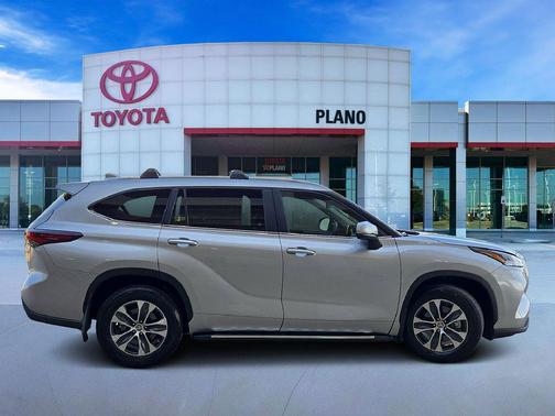 Celestial Silver Metallic 2024 Toyota Highlander XLE