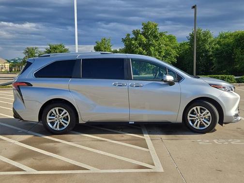 2023 Toyota Sienna Platinum 7 Passenger