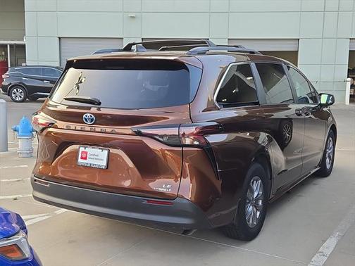 2023 Toyota Sienna LE