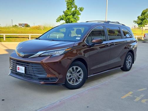 2023 Toyota Sienna LE