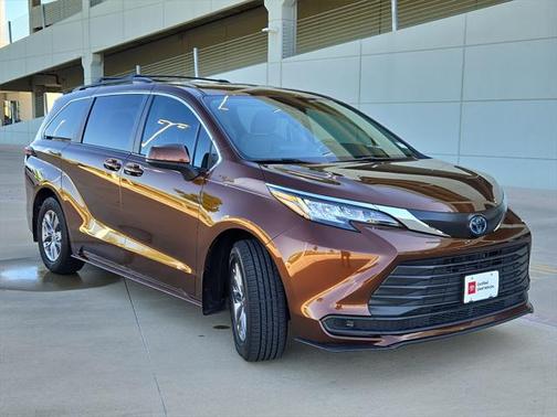 2023 Toyota Sienna LE