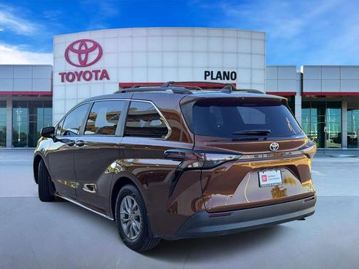 2023 Toyota Sienna LE