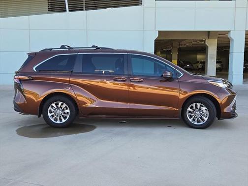 2023 Toyota Sienna LE