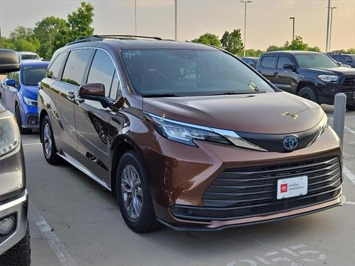 2023 Toyota Sienna LE