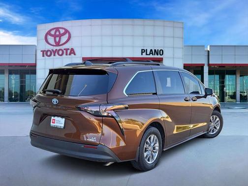2023 Toyota Sienna LE