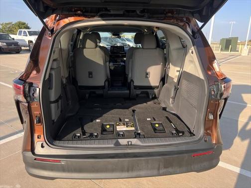 2023 Toyota Sienna LE