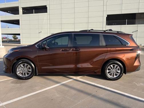 2023 Toyota Sienna LE