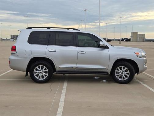 2017 Toyota Land Cruiser Base