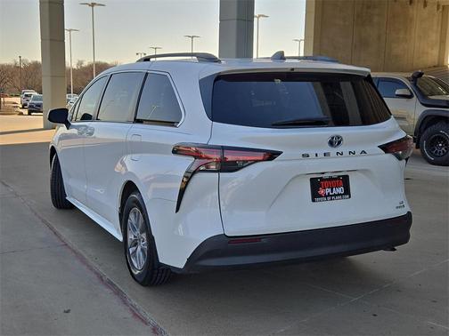 2022 Toyota Sienna LE