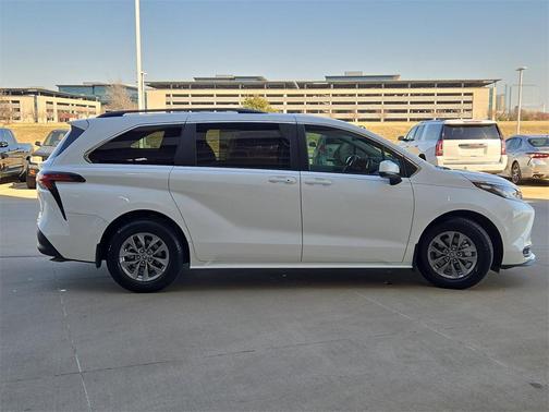 2022 Toyota Sienna LE