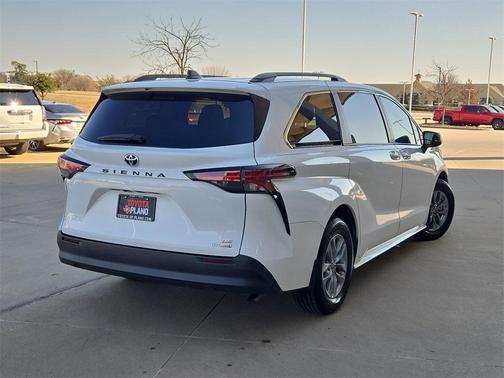 2022 Toyota Sienna LE