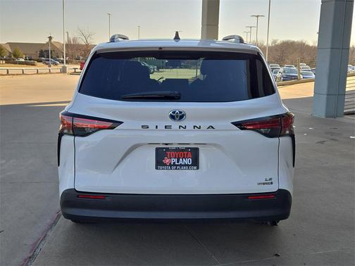 2022 Toyota Sienna LE
