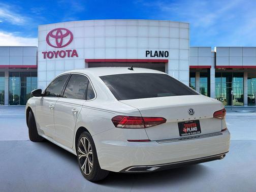 White 2021 Volkswagen Passat 2.0T SE