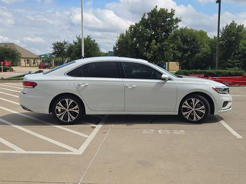 White 2021 Volkswagen Passat 2.0T SE
