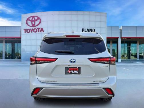 2022 Toyota Highlander Hybrid Platinum