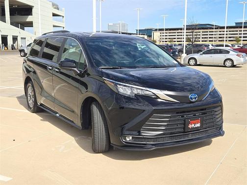 2025 Toyota Sienna XLE