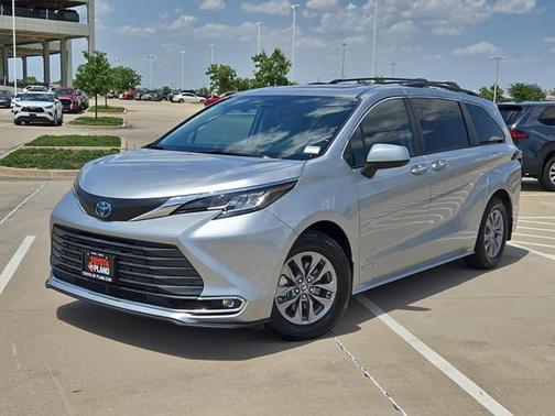2021 Toyota Sienna XLE 8 Passenger