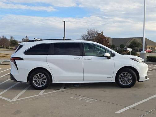 2021 Toyota Sienna LE