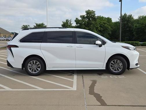 2025 Toyota Sienna LE