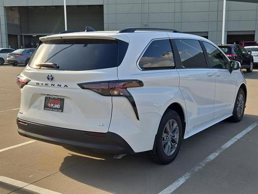 2025 Toyota Sienna LE