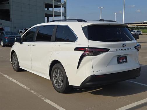 2025 Toyota Sienna LE