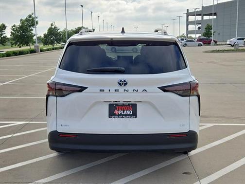2025 Toyota Sienna LE