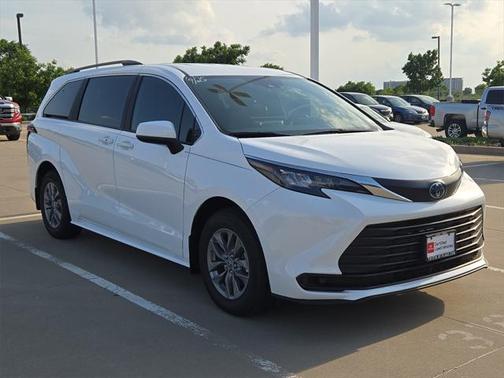 2025 Toyota Sienna LE