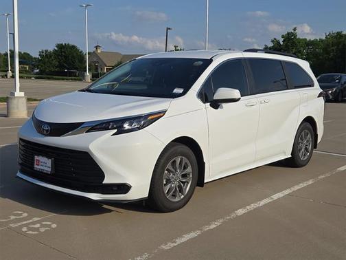 2025 Toyota Sienna LE