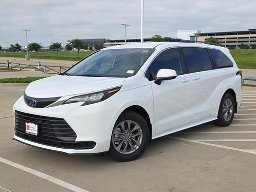 2025 Toyota Sienna LE