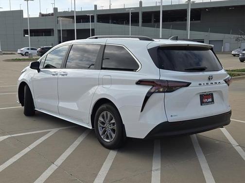 2025 Toyota Sienna LE