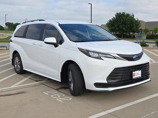 2025 Toyota Sienna LE