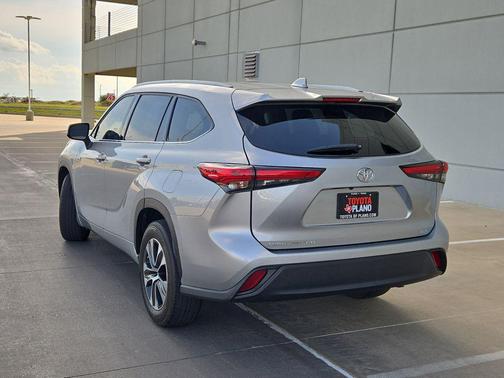 Celestial Silver Metallic 2022 Toyota Highlander XLE