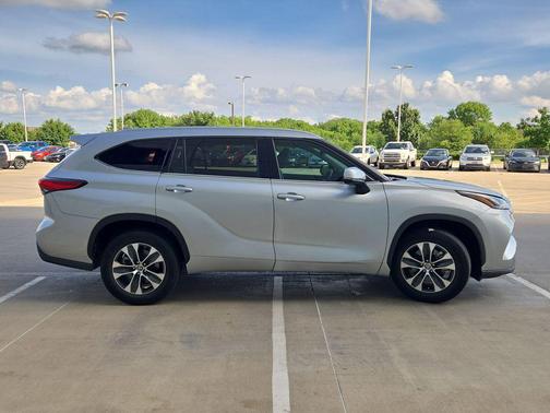 Celestial Silver Metallic 2022 Toyota Highlander XLE
