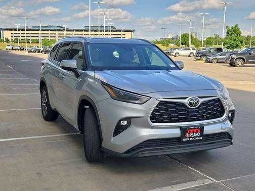Celestial Silver Metallic 2022 Toyota Highlander XLE