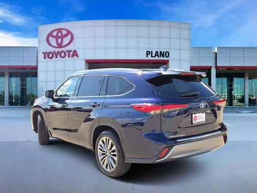 2022 Toyota Highlander Hybrid Platinum