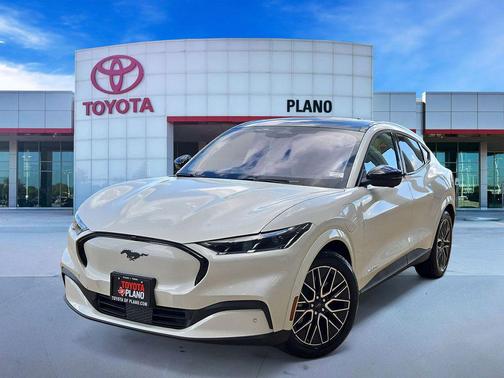 Star White Metallic Tri-Coat 2025 Ford Mustang Mach-E Premium