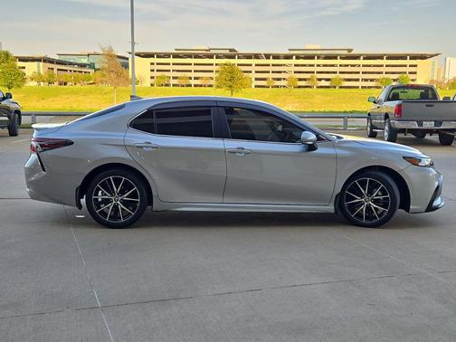 2024 Toyota Camry Hybrid SE