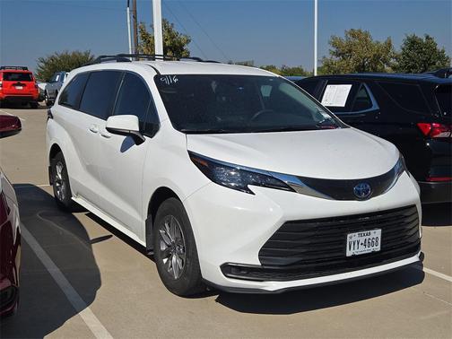 2025 Toyota Sienna LE