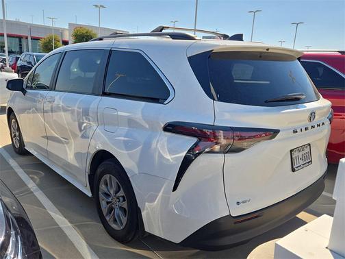 2025 Toyota Sienna LE