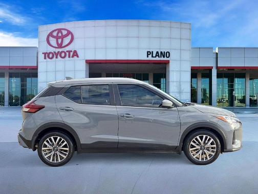 Boulder Gray Pearl 2024 Nissan Kicks SV