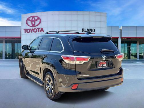Midnight Black Metallic 2016 Toyota Highlander XLE