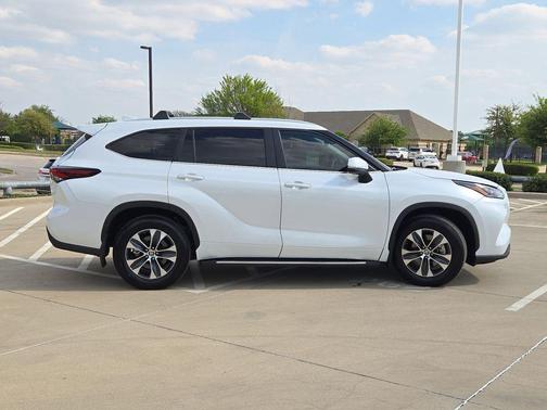 Wind Chill Pearl 2024 Toyota Highlander XLE