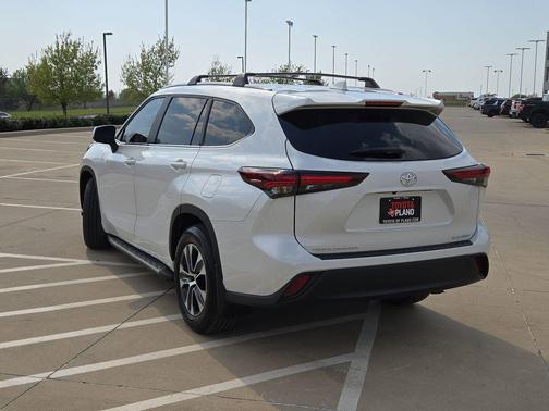 Wind Chill Pearl 2024 Toyota Highlander XLE