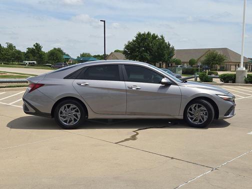Fluid Metal 2024 Hyundai ELANTRA SEL