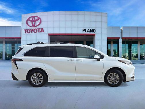 2023 Toyota Sienna XLE