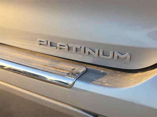 2023 Toyota Highlander Hybrid Platinum