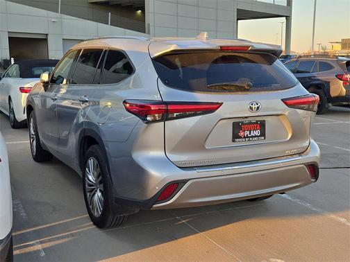 2023 Toyota Highlander Hybrid Platinum